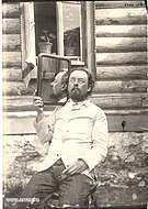 K. E. Ciolkovskij se zrcadlem 6. července 1902.  Foto A. Assonov