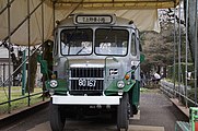 江戸東京たてもの園所蔵のいすゞ・TSD43型ボンネットバス。陸上自衛隊のTSD40型ボンネットトラックをベースにバスボディを架装したこの車種は1974年から1979年に掛けて製造されたが、この時点でもバンパーの上にスターティング・ハンドルの差し込み台座が残されていた。
