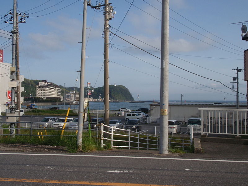 File:安房小湊駅前.JPG