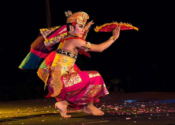 Исполнение балийского танца кебьяр дудук[англ.]