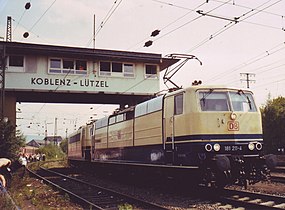 181 211 (ozeanblau-elfenbein) passiert das Brückenstellwerk Koblenz-Lützel (2006)