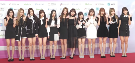 Tập tin:190123 아이즈원(IZONE), 지나가는 바람도 반하는 미모 (GaonchartKpopAward2019).png