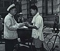 1964-09 1964年 上海交通民警主动给三轮车工人送水