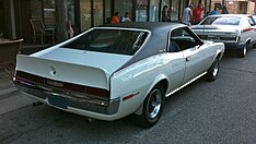 Muestra un AMC Javelin de 1970 con techo opcional totalmente cubierto de vinilo negro.