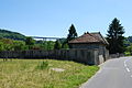 Friedhof, im Hintergrund der Autobahnviadukt Pont de Menthue