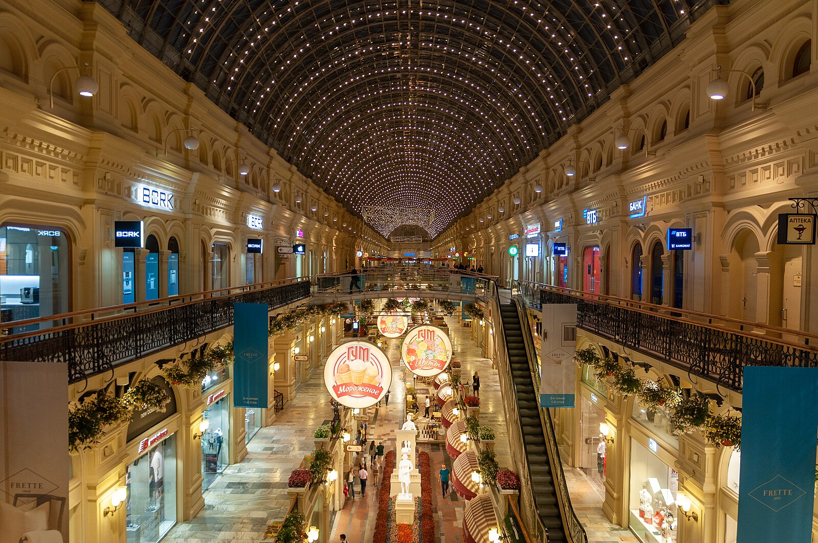 Main department. ГУМ Москва. Арка ГУМ Москва. Кинотеатр ГУМ Москва.