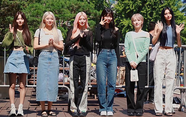 Everglow in September 2023 L–R: E:U, Onda, Yiren, Sihyeon, Mia, and Aisha