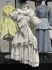六本木ミュージアムの日向坂46展「WE R!」で展示された「3回目のひな誕祭/JOYFUL LOVE」での電飾衣装（2024年5月13日撮影）