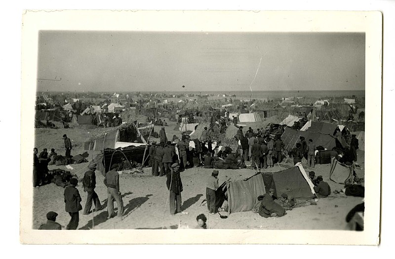 File:22NUM27FI167 A Argelès-sur-Mer (« La Défense », 28 avril 1939 ) (vue générale du camp, avec la mer en arrière-plan.).jpg