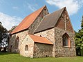 Kirche mit Friedhof (freistehendes Glockenhaus, Feldsteinmauer, Mausoleum)