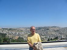 Александр Кушнер на фоне Иерусалима