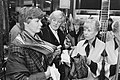 Mary Dresselhuys achetant des châles à De Bijenkorf en 1983. Photo : Marcel Antonisse / Anefo