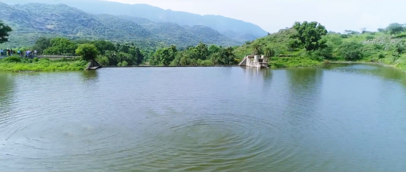 Aerial View of Sarju Sagar Dam, Udaipurwati, August 2018.png