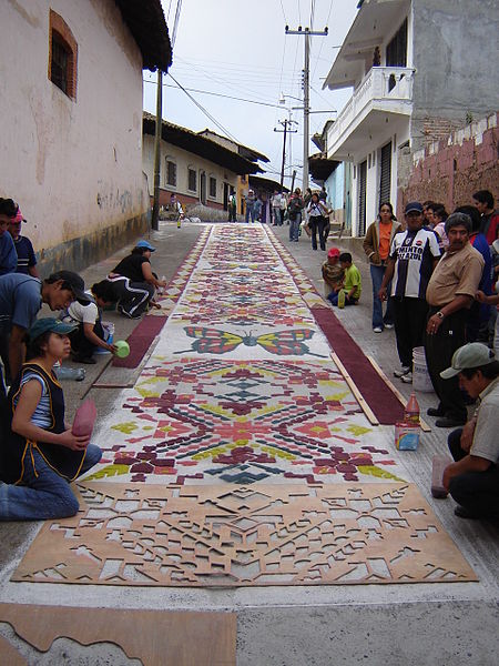 File:Alfombras de aserrin de Acaxochitlán.JPG