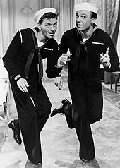 Schwarz-Weiß-Foto von zwei tanzenden Männern in Matrosenanzügen