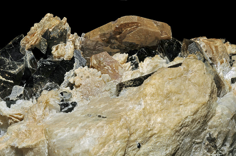 File:Apatite, quartz fumé, cleavelandite.jpeg