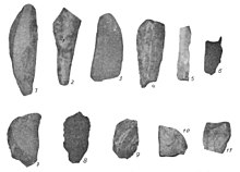 Třináct očíslovaných drobných paleolitických artefaktů.