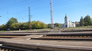 Église Saint-Michel devans la voie ferroviaire,