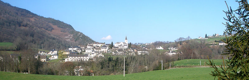 Panorama vido de la dekstra bordo de la Ouzom