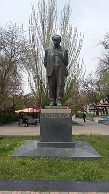 Avetik Isahakyan statue, Yerevan 09.jpg