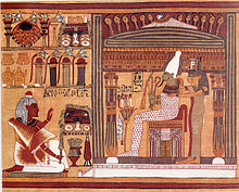 à gauche, un homme agenouillé sous divers objets, salue de la main le dieu Osiris, assis sur un trône, sous un dais, avec deux femmes debout derrière lui.