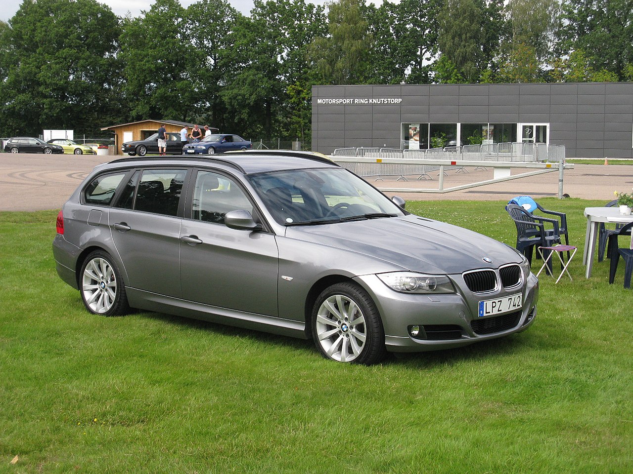 File:BMW 3er Touring E91 Facelift 20090425 front.JPG - Wikimedia Commons