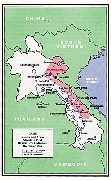 Gebiete und Straßen, die bei der geheimen Operation Barrel Roll angegriffen wurden. Der Mu-Gia-Pass und der weiter nördlich liegende Nape-Pass sind als wichtige Verkehrswege von Vietnam nach Laos eingetragen.