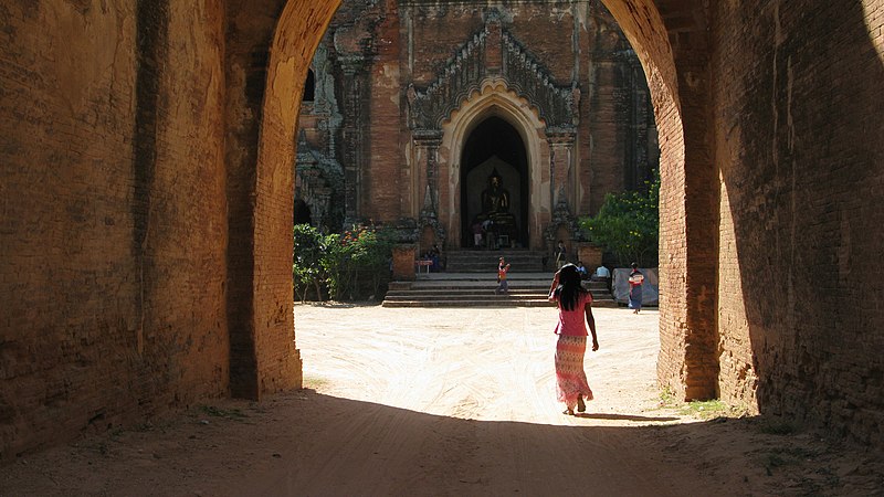 File:Bagan, Myanmar, Htilominlo Temple, The Entrance.jpg