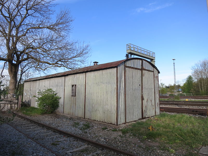 File:Bahnhof Bobingen Wellblechlokschuppen.JPG