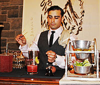 Một nhân viên bartender đang làm một ly cocktail cổ điển