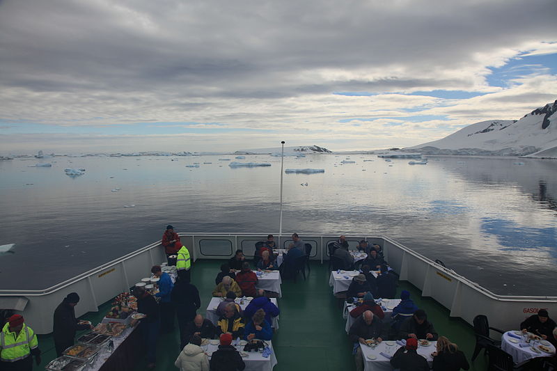 File:Barbecue in Pléneau Bay, Antarctica (6058835251).jpg