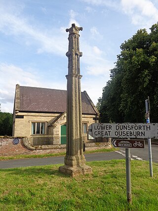 <span class="mw-page-title-main">Battle Cross, Boroughbridge</span> Grace II monument in Aldborough, England