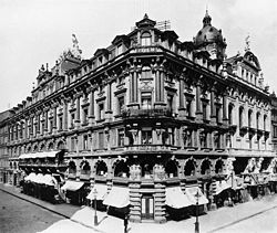 Left: main facade with Bavaria figure and right the houses Alemania 1892 and, indicated, Wolfseck 1884, Schillerplatz / Zeil.  The café was on the first two floors.