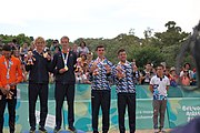 Deutsch: Beachvolleyball bei den Olympischen Jugendspielen 2018; Tag 11, 17. Oktober 2018; Jungen, Medaillenzeremonie - Gold: Schweden (David Åhman & Jonatan Hellvig), Silber: Niederlande (Matthew Immers & Yorick de Groot), Bronze: Argentinien (Bautista Amieva & Mauro Zelayeta) English: Beach volleyball at the 2018 Summer Youth Olympics at 17 October 2018 – Boys Victory ceremony - Gold: Sweden (David Åhman & Jonatan Hellvig), Silver: Netherlands (Matthew Immers & Yorick de Groot), Bronze: Argentina (Bautista Amieva & Mauro Zelayeta)