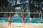 Deutsch: Beachvolleyball bei den Olympischen Jugendspielen 2018; Tag 8, 14. Oktober 2018; Mädchen, Achtelfinale – Bolivien-Puerto Rico 0:2 (18–21/18–21 ) English: Beach volleyball at the 2018 Summer Youth Olympics at 14 October 2018 – Girls Round of 16 – Bolivia-Puerto Rico 0:2 (18–21/18–21 )