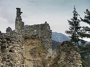 Een deel van de kasteelruïne, met de Grote Fatra op de achtergrond