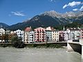 العربية: واجهة إنسبروك النهريّة، ويبدو جسر الإنّ Deutsch: Innsbruck-Mariahilf und die Innbrücke