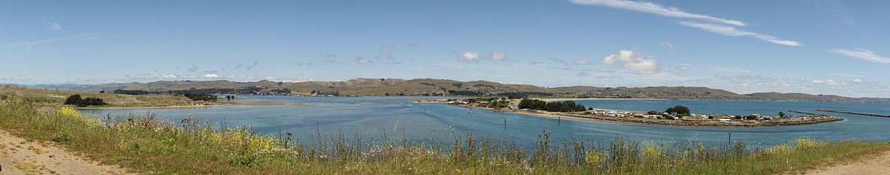 Panorama van Bodega Harbor en de landtong die de inham van de grotere Bodega Bay scheidt; gezien vanaf Bodega Head.