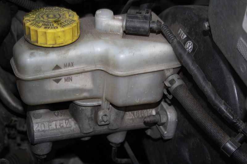 File:Brake fluid reservoir in Škoda Fabia I.jpg