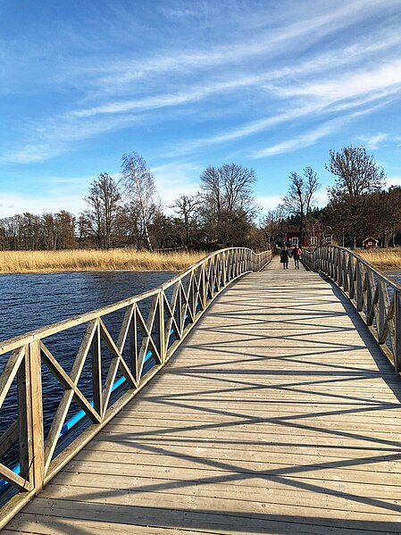 File:Bridge over ... water (46642632505).jpg