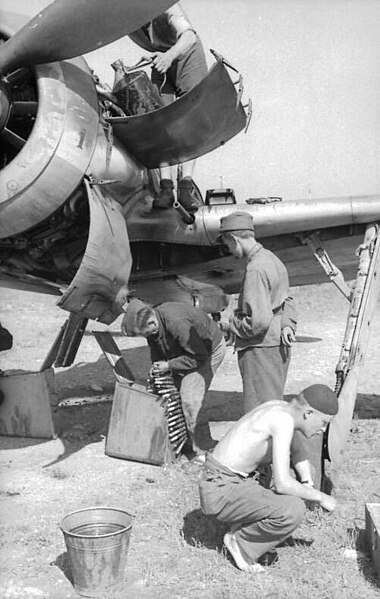 File:Bundesarchiv Bild 101I-727-0297-32A, Russland, Wartung einer Fw 190.jpg