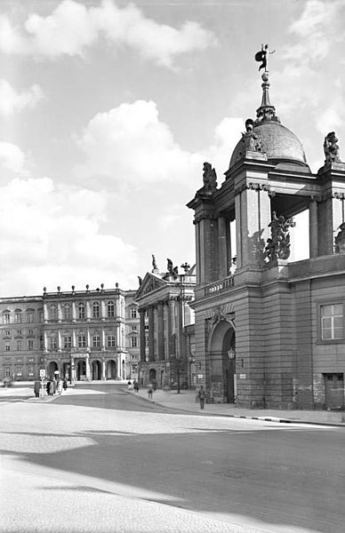 File:Bundesarchiv Bild 170-004, Potsdam, Fortunaportal am alten Markt.jpg