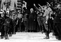 1933年9月、ヴィッテンベルクの国民会議でナチス式敬礼を行うドイツ・キリスト教会のルートヴィヒミュラー司祭ら