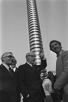André Volten (rechts) (1970), vor seiner Skulptur Denkmal für Anthony Winkler Prins