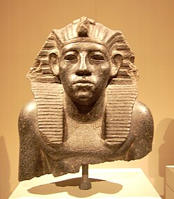 Hlava sochy Amenemhata III. v šátku Nemes.  Egyptské muzeum.  Berlín