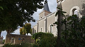 Buxerolles Église Saint-Philippe et Saint-Jacques jardin.jpg