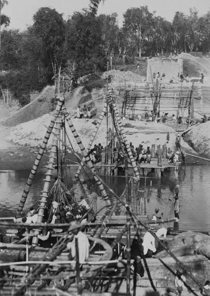 File:COLLECTIE TROPENMUSEUM Aanleg van een ijzeren spoorbrug over de rivier TMnr 60043469.jpg