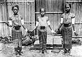 Trois jeunes filles des Îles Tanimbar en tenue de danse. Date inconnue.
