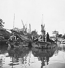 Rear view of janggolan in Pasar Ikan, Batavia. COLLECTIE TROPENMUSEUM Madurese prauwen in Pasar Ikan bij de Uitkijk Batavia TMnr 60026630.jpg