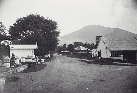 COLLECTIE TROPENMUSEUM Padang Pandjang op achtergrond de Merapi, Padangsche Bovenlanden TMnr 60038721.jpg